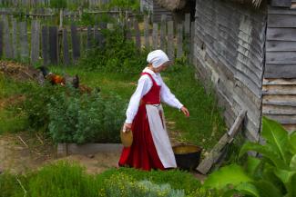 events-ht-new-england-sojourn-6-2022.jpeg Woman in historical dress walking at Plimoth Plantation